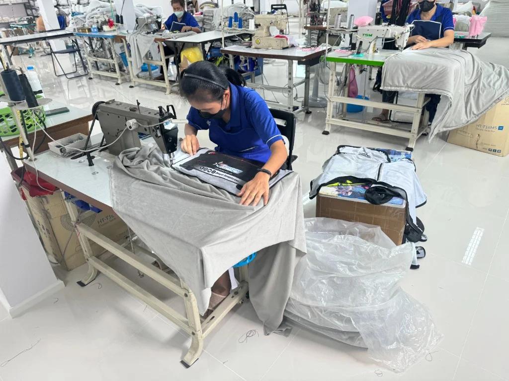 ทีมผลิตเย็บหมอนในโรงงาน